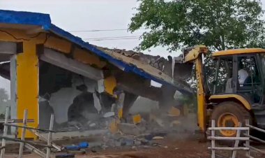 CG - Bulldozer Action : कांग्रेस नेता के अवैध कब्जे पर चला प्रशासन का बुलडोजर, 24 दुकानों को किया जमींदोज, मचा हड़कंप.....