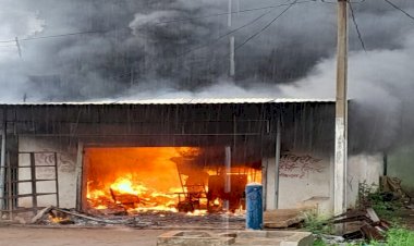 CG - जनरल स्टोर में लगी भीषण आग, लाखों का सामान सहित नगदी जलकर खाक, आग लगने की बताई जा रही ये वजह, मौके पर पहुंची फायर ब्रिगेड की टीम.....