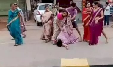 CG - महिला पार्षद की पिटाई : महिलाओं ने बीजेपी की महिला पार्षद को घर से निकाल कर बीच सड़क पर पटका, हो सकता था बड़ा हादसा, इस वजह से महिलाओं ने उठाया ये कदम.....