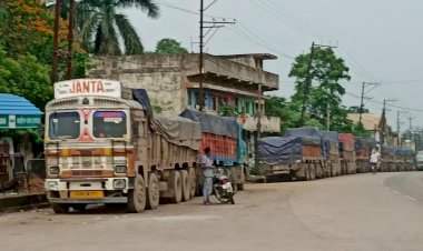 CG - ट्रांसपोर्टेरो की मनमानी चरम पर , दुर्घटनाओं को न्यौता दे रहे ब्लैक स्पॉट में खड़ी भारी वाहनें...