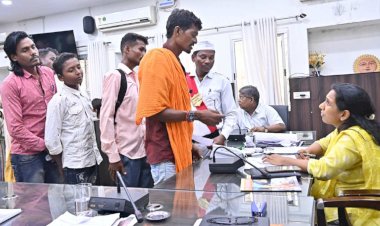 CG - कलेक्टर जनदर्शन में युवक ने लगाई गुहार, बोला- प्रेमिका के घर वालों ने उसका मोबाइल बंद कर मिलने-जुलने पर रोक लगा दी, साहब मेरी प्रेमिका से मुझे मिलवा दो, पढ़िए और क्या लिखा.....