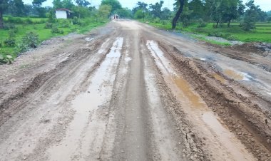 भट्टचौरा से आमगांव पहुंच मार्ग चड्ढा भ्रष्टाचार की भेंट कुछ साल पहले ही हुआ था नए रोड का निर्माण स्कूल आने जानें के दौरान विद्यार्थी हो रहें दुर्घटनाओं का शिकार क्यूँ नहीं हो रहा इतनी दुर्गती के बाद भी रोड का मरम्मत और क्या बोले गांव के उप सरपंच हर्ष सिंह जानें पढ़े पूरी खबर