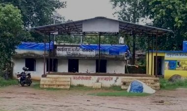 CG - जिले के बांसकोट में उप तहसील कार्यालय भवन हुआ जर जर जान जोखिम में डालकर हल्का पटवारी कर रहे कार्य...