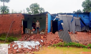 CG - हरवेल में बारिश ने घर को किया तबाह : बारिश ने मचाया तबाही, बारिश के कारण घर‌ की छत टूट कर ज़मीन पर गिरा पड़ा मिला...
