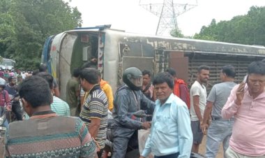 CG Accident ब्रेकिंग : अचानक अनियंत्रित होकर पलटी यात्रियों से भरी बस, मची चीख पुकार, कई यात्री घायल, ऐसे हुए हादसे के शिकार.....