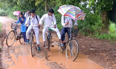CG - बरसात के मौसम में स्कुली बच्चों को सड़क पर कीचड़ होने से चलने में हो रही दिक्कतें, तराईबेड़ा से बासकोट को जोड़ने वाली जर्जर सड़क होने से लोगों को हो रही परेशानी, जिला प्रशासन तत्काल संज्ञान में लिया जाएं....