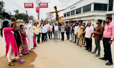 शहर जिला कॉंग्रेस ने राहुल गांधी पर अभद्र टिप्पणी को लेकर बीजेपी सांसद अनुराग ठाकुर का पुतला दहन किया...
