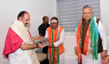 Pandit Pradeep Mishra: CM विष्णु देव साय ने सुप्रसिद्ध कथावाचक पंडित प्रदीप मिश्रा से की सौजन्य मुलाकात, देखें तस्वीरें....