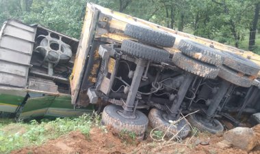 CG Accident ब्रेकिंग : दिल दहला देने वाली घटना, यात्रियों से भरी बस और ट्रेलर में जबरदस्त हुई भिड़ंत, 20 फीट गहरी खाई में गिरे दोनों वाहन, मची चीख पुकार, कई यात्री घायल.....