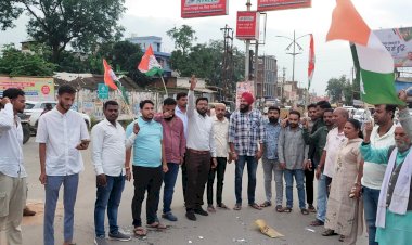 CG - बस्तर जिला युवा कांग्रेस ने स्मार्ट मीटर ब बिजली दर बढ़ोतरी के विरोध में बिजली बिल जलाकर प्रदेश सरकार के खिलाफ किया विरोध प्रदर्शन...