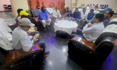 CG - दंतेवाड़ा जिले के बाढ़ प्रभावितों से बस्तर बेटा नवनीत ने किया मुलाकात ,जाना हाल-चाल...
