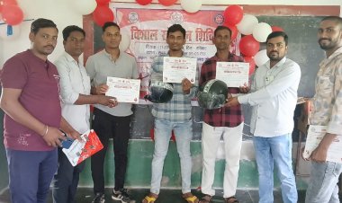 मस्तुरी के जोंधरा में विशाल रक्तदान शिविर का किया गया आयोजन ब्लड डोनरों को बांटे गए हेलमेट के साथ यातायात सेफ्टी किट्स पढ़े पूरी ख़बर