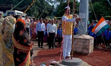 धमतरी जिला के सुदुर अंचल में भी आजादी का पर्व धुमधाम से मनाए...जिला पंचायत सदस्य मनोज साक्षी ने बोराई बस स्टेण्ड पास ध्वजारोहण किया..