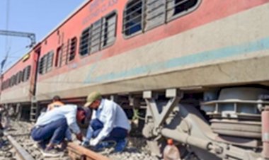 Train Accident VIDEO: इस एक्सप्रेस ट्रेन के 22 डिब्बे पटरी से उतरे, देर रात चैन से सो रहे थे लोग, तभी आई जोरदार आवाज, मच गया हड़कंप, कई ट्रेन कैंसिल, देखें वीडियो....