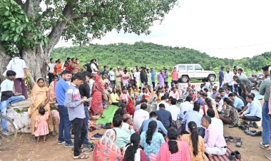कलेक्टर और पुलिस अधीक्षक ने अकलाडोंगरी में पीपल पेड़ के नीचे लगाई चौपाल...कलेक्टर ने डुबान एरिया में शासन की योजनाओं के क्रियान्वयन की ली जानकारी, दिए आवश्यक निर्देश...