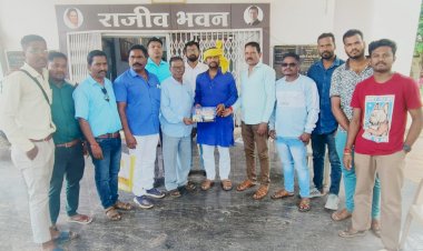 बस्तर जिला यादव समाज के जिलाध्यक्ष बलराम यादव व सदस्यों द्वारा बस्तर जिला कॉंग्रेस कमेटी के शहर अध्यक्ष सुशील मौर्य को पारंपरिक रूप से पीले रंग का साफा पहनाकर कृष्ण जन्माष्टमी में शामिल होने हेतु निमंत्रण दिया गया...