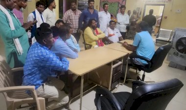 CG - जनता कांग्रेस के जांच दल को कोंटा - सुकमा  बॉर्डर में भ्रष्टाचार और तस्करी  की गंभीर शिकायतें मिली, कोंटा थाना प्रभारी को जांच दल ने सौपा ज्ञापन...