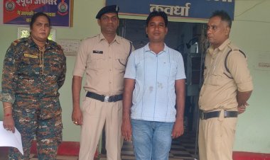 छेड़छाड़ करने वाले आरोपी डॉक्टर के विरुद्ध कवर्धा पुलिस की कार्यवाही। 

आरोपी डॉक्टर के विरुद्ध पूर्व में भी अपराधिक मामले दर्ज।

गिरफ्तार आरोपी - सादाराम उर्फ सादा अंबेडकर घोसले पिता साहेबदास घोसले उम्र 33 साल साकिन वार्ड नं. 17 साधना नगर कवर्धा थाना कवर्धा जिला कबीरधाम।