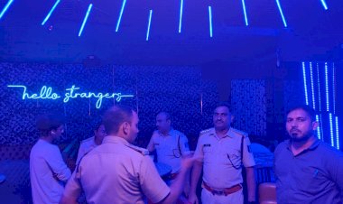 CG- दो बार ने लड़कियों के लिए रखा अनलिमिटेड शराब का ऑफर,विज्ञापन दे कर युवाओं को कर रहे नशाखोरी के लिए दुष्प्रेरित, पुलिस ने की छापेमार कार्रवाई, फिर जो हुआ...