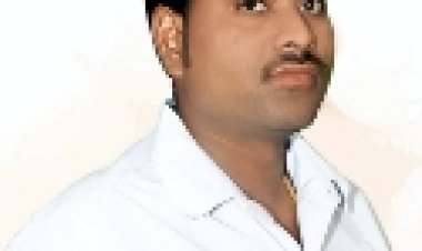 मजदूरों को 8 घंटे के बजाय 12 घंटे तक काम कराने के लिए मजबूर कर रहा है, जो श्रम कानूनों का स्पष्ट उल्लंघन