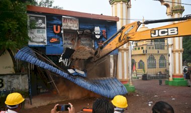 CG- तड़के 5 बजे बुलडोजर कार्रवाई: अवैध रूप से बने मजार की गेट, दुकान, मैरिज हॉल, आफिस जमींदोज... मचा हड़कंप....