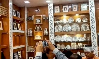 CG ब्रेकिंग : ज्वेलरी दुकान से दिनदहाड़े करोड़ों की लूट, संचालक को बंदूक के बट से मारकर किया घायल, 8 किलो सोने-चांदी के जेवर और नगदी लूटकर हुए फरार, मौके पर पहुंचे कलेक्टर-एसपी.....