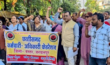 CG - महंगाई भत्ता के लिए सरकारी कर्मियों ने निकाली मशाल रैली : फेडरेशन