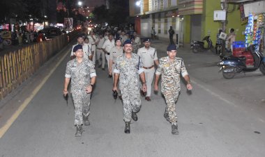 CG - शहर के महत्वपूर्ण चौक चौराहों में किया गया पैदल फ्लैगमार्च, 100 से अधिक पुलिस अधिकारी एवं कर्मचारी हुए शक्तिप्रदर्शन में शामिल...