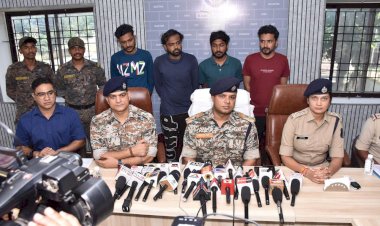 CG - देश भर से क़रीबन 6 करोड़ की ठगी : आरोपी ने ठगी करने का नया तरीका आजमा कर लोगों को नया स्कीम बता कर करता था ठगी, एपीके फाइल डाउनलोड कराकर करता था फ्रॉड, अन्तर्राज्यीय गिरोह के आरोपियो को गुजरात राज्य से किया गिरफ्तार, दुबई में बैठे आरोपियों के गिरफ़्तारी हेतु LOC जारी करने की जा रही है प्रक्रिया...