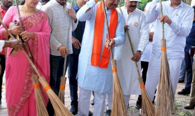 ...जब CM विष्णु देव साय ने झाड़ू लगाकर की सफाई, स्वच्छता दीदियों को किया सम्मानित....