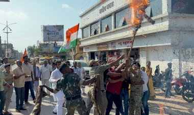 CG - शहर जिला कॉंग्रेस कमेटी ने राहुल गांधी पर विवादित बयान को लेकर भाजपा के केंद्रीय रेल राज्य मंत्री व महाराष्ट्र शिवसेना विधायक का किया पुतला दहन...