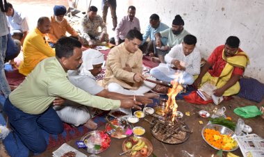 CG - विश्वकर्मा जयंती के अवसर पर  बस्तर रेंज के एमटीओ वर्कशॉप व शाखा, पुलिस जीम सेंटर एवं रक्षित केंद्र में उपलब्ध वाहनों एवं औजारों की विधिवत पूजा अर्चना की गई...
