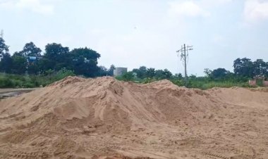 CG - रेत माफियाओं पर प्रशासन का एक्शन : रेत माफियाओं के ठिकानों पर छापा, अलग- अलग स्थानों से बड़े पैमाने पर अवैध भंडारित रेत को किया जब्त.....