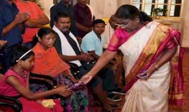 CG - राष्ट्रपति भवन पहुंचे बस्तर के नक्सल पीड़ित परिवार, राष्ट्रपति के सामने रखी अपनी पीड़ा, बोले- 40 सालों से परेशान.....