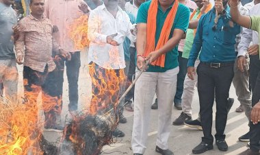 CG - भाजपा पिछड़ा मोर्चा ने फूंका राहुल गाँधी का पुतला...