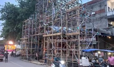 लखनपुर में शारदीय नवरात्रि मनाने दुर्गा पंडालों के साज सज्जा को दिया जा रहा अंतिम रूप।