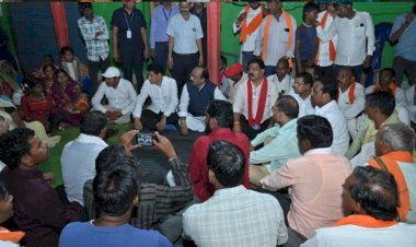 प्रदेश के उपमुख्यमंत्रीअरुण साव, विजय शर्मा, राजस्व मंत्री वर्मा और पंडरिया विधायक बोहरा समाज के वरिष्ठजनों के साथ पहुँचे लोहारीडीह।
उपमुख्यमंत्री साव ने मृतक प्रशांत साहू की माता के नाम से जारी दस लाख का चेक परिवार को भेंट किया।
पीड़ित और बेगुनाहों को न्याय मिलेगा और दोषियों पर सख्त  कार्यवाही की जाएगी :- उपमुख्यमंत्री साव।