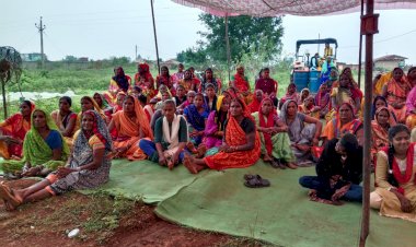 CG:बेमेतरा जिले के पथर्रा में अनिश्चितकालीन धरना का तीसरा दिन...एथेनाल प्लांट बंद करने  लिए महिलाए,किसान तीसरे दिन भी डटे  रहे.. विधायक के नही आने से भारी  आक्रोश...पंचायत चुनाव बहिष्कार का संकल्प और शपथ लिया गया