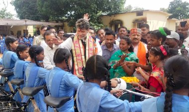 विद्यालयों में छात्राओं को साइकिल वितरण भाजपा प्रदेश अध्यक्ष किरण देव ने किया...