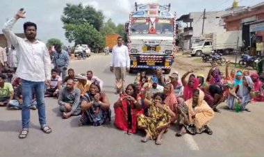 CG - कवर्धा में खूनी वारदात : सनकी युवक ने ग्रामीणों पर पेचकस से किया जानलेवा हमला, 1 की मौत, 3 की हालत गंभीर, मुआवजे के लिए लाश के साथ सड़क पर बैठे ग्रामीण…..