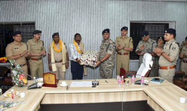 CG - पुलिस विभाग से सेवानिवृत हुए 2 पुलिस अधिकारियों को पुलिस अधीक्षक समेत पुलिस परिवार ने दी विदाई...