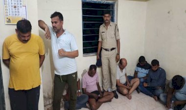 CG - पार्षद, पत्रकार सहित 16 गिरफ्तार : घर में सजी थी महफिल, 52 परियों के साथ इश्क लड़ा रहे थे दीवाने, पार्षद, पत्रकार सहित 16 जुआरी गिरफ्तार, लाखों की नगदी जब्त.....