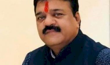 उल्टी-दस्त से हुई मौतों की जानकारी देते ग्रामीणों ने पूर्व विधायक से की फरियाद, रेखचंद जैन ने की सीएमएचओ से चर्चा...