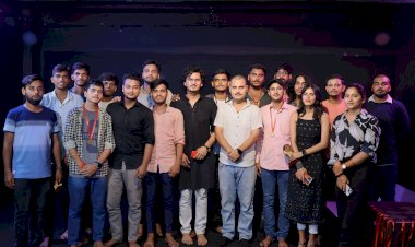 सर्व आर्ट द्वारा आयोजित कार्यक्रम में  मुख्य अतिथि प्रसिद्ध युवा लेखक प्रियेश सिंह ने देश के उभरते प्रतिभा को सम्मानित किये....