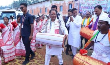 CG VIDEO: जब मांदर की थाप पर झूमे मुख्यमंत्री विष्णु देव साय, स्वास्थ्य मंत्री ने भी थामा मांदर, देखें वीडियो