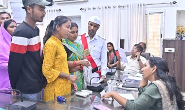 जनदर्शन में प्राप्त आवेदनों का अधिकारी गंभीरता से करें निराकरण- कलेक्टर सुश्री नम्रता गांधी...जिले के दूर-दराज क्षेत्रों से जनदर्शन में पहुंचे लोगों की कलेक्टर ने सुनीं समस्या, शिकायत और मांग..