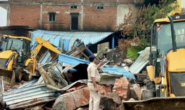 Surajpur Murder Case : डबल मर्डर केस में बड़ा एक्शन, आरोपी के अवैध मकान और गोदाम पर चला बुलडोजर…जानिए मामला…