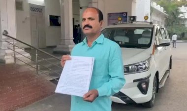 CG - कलेक्टर के जनदर्शन में फरियाद लेकर पहुंचा मेकेनिक, बोला - उधार दे दो साहब पटवारी को रिश्वत देना है, मैं गरीब घूस देने में असमर्थ हूं......