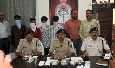 हजारों सीसीटीव्ही फुटेज एवं तकनीकी सहयोग से साइबर सेल केसीजी ने राजनांदगांव के व्यापारी का मुनीम से ठेलकाडीह में हुये लुट की घटना की गुत्थी सुलझायी।

 लुटे गये संपत्ति का शतप्रतिशत् बरामद करने में मिली सफलता।