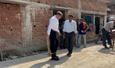 कलेक्टर के कड़े निर्देश के बाद जिला मंडी बोर्ड ने खराब सीसी रोड का कराया दोबारा निर्माण।

कलेक्टर गोपाल वर्मा ने ग्राम बटूराकछार में खराब सड़क निर्माण पर हुए थे नाराज,फिर से हो रहा सीसी रोड का निर्माण।